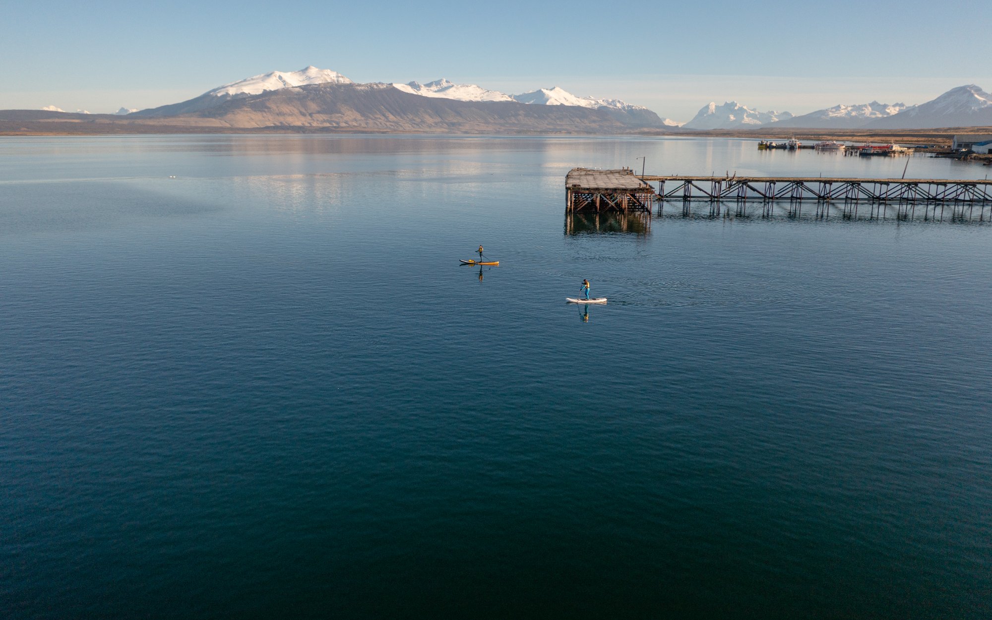 Vista aerea de Puerto Natales con muelle y montanas